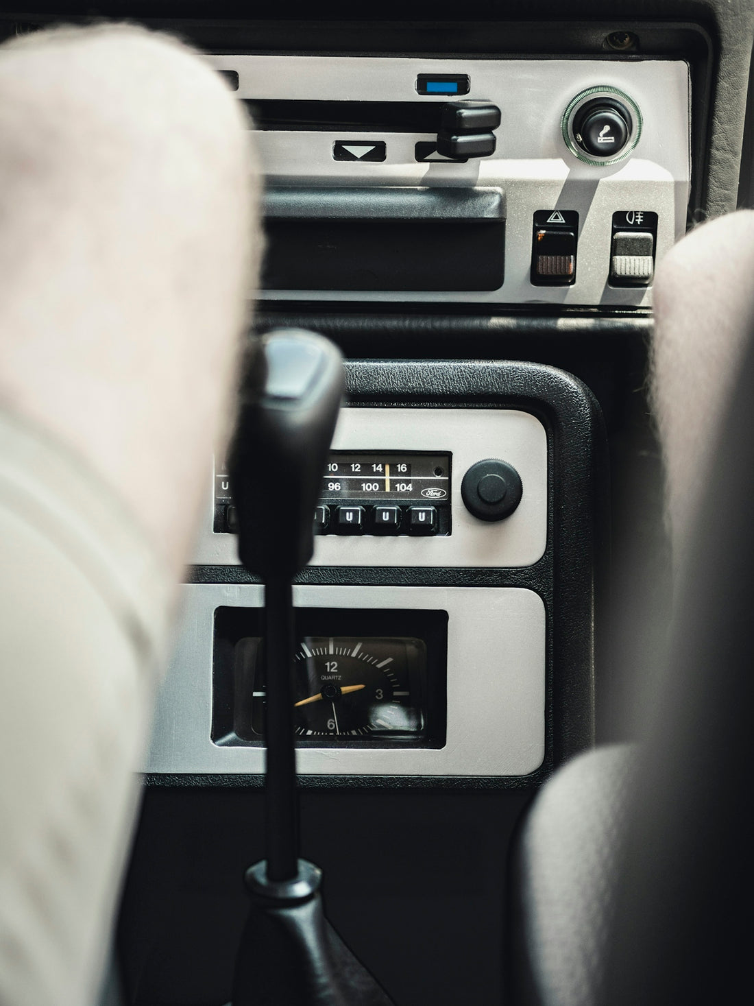 black vehicle gear shift lever