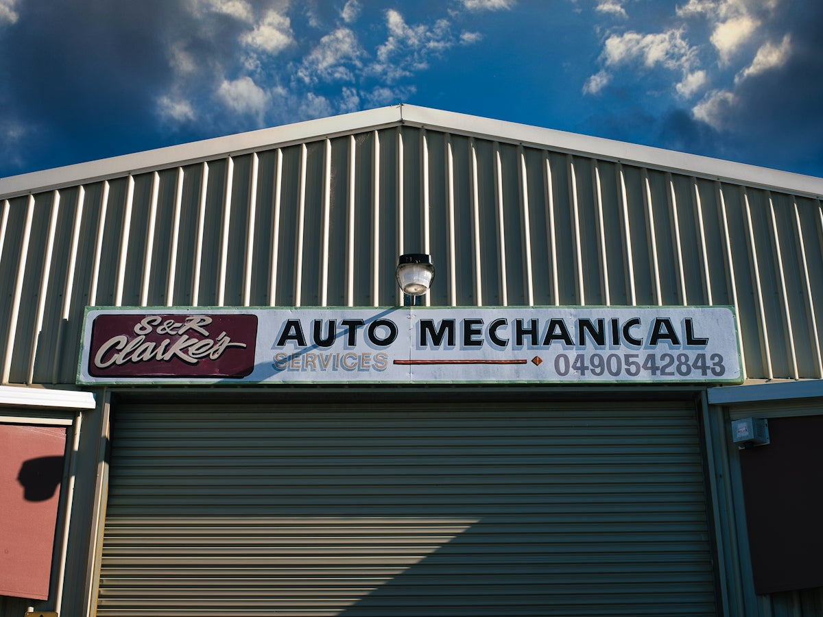 a sign on the side of a building that says auto mechanical